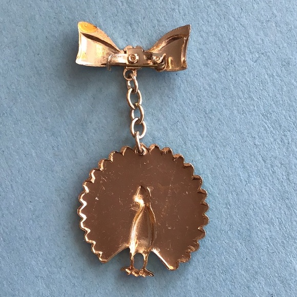 Hong Kong Lucky Green peacock suspended from bow pin brooch VINTAGE - Picture 2 of 4